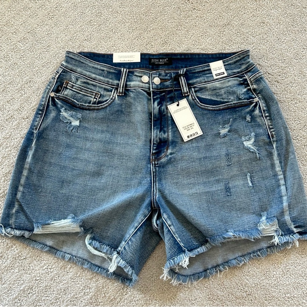 BRAND NEW WITH TAGS DISTRESSED DENIM JUDY BLUE SHORTS - HIGH WAISTED SIZE 2XL💖
